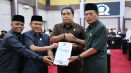 Penyerahan dokumen RAPERDA APBD 2026 antara Pemkot dan DPRD Kota Sungai Penuh. (Foto Humas Pemkot)