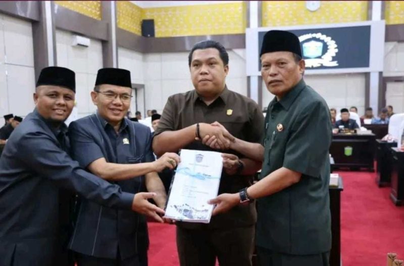 Penyerahan dokumen RAPERDA APBD 2026 antara Pemkot dan DPRD Kota Sungai Penuh. (Foto Humas Pemkot)