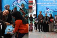 Kegiatan penyerahan sembako dan foto bersama warga penerima manfaat.