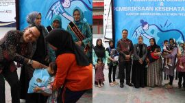 Kegiatan penyerahan sembako dan foto bersama warga penerima manfaat.