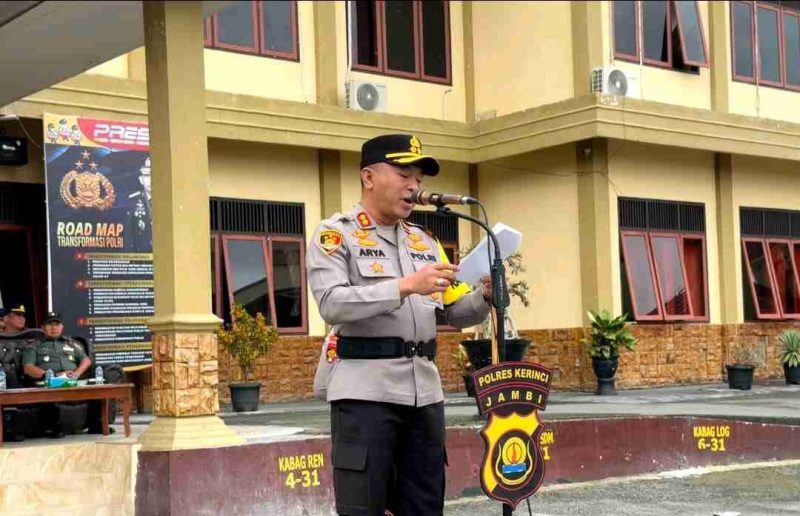 Kapolres Kerinci, AKBP Arya Tesa Brahmana, S.I.K., memimpin Apel Gelar Pasukan Operasi Zebra Siginjai 2025 di halaman Mapolres Kerinci, pada 17 November 2025.