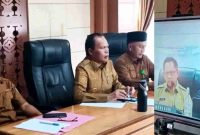 Wawako Azhar Hamzah mengikuti Rakor penataan ulang RTRW secara teleconference bersama jajaran dinas terkait di ruang rapat kantor wali kota.
