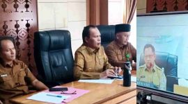 Wawako Azhar Hamzah mengikuti Rakor penataan ulang RTRW secara teleconference bersama jajaran dinas terkait di ruang rapat kantor wali kota.
