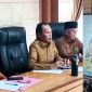 Wawako Azhar Hamzah mengikuti Rakor penataan ulang RTRW secara teleconference bersama jajaran dinas terkait di ruang rapat kantor wali kota.

