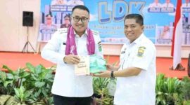 Wali Kota bersama Kepala SMAN 1 Kota Sungai Penuh saat penyerahan cenderamata.(Foto Ist)