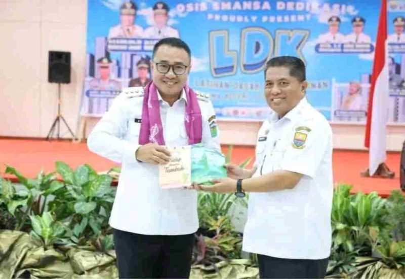 Wali Kota bersama Kepala SMAN 1 Kota Sungai Penuh saat penyerahan cenderamata.(Foto Ist)