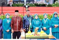 Bupati Monadi dan Ketua TP PKK Novra Wenti pada puncak HKG dan Dekranasda Kerinci 2025. (Foto Kerinci Satu))