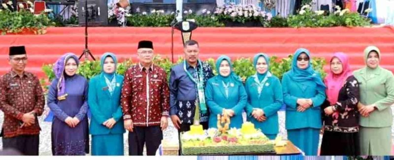 Bupati Monadi dan Ketua TP PKK Novra Wenti pada puncak HKG dan Dekranasda Kerinci 2025. (Foto Kerinci Satu))