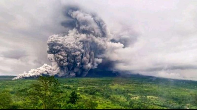 Ilustrasi. Gunung Semeru diembuskan secepatnya setinggi 1 KM. (Dok.PVMBG)