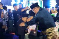 Walikota Alfin memberi selamat kepada peserta MTQ pada malam penutupan di Muaro Jambi.