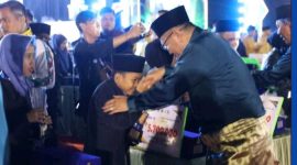 Walikota Alfin memberi selamat kepada peserta MTQ pada malam penutupan di Muaro Jambi.