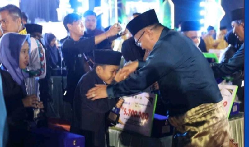 Walikota Alfin memberi selamat kepada peserta MTQ pada malam penutupan di Muaro Jambi.