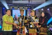 Ketua DPRD Kota Sungai Penuh, Hutri Randa, menghadiri malam puncak Pemilihan Bujang dan Gadis Kota Sungai Penuh 2025 di Gedung Nasional.