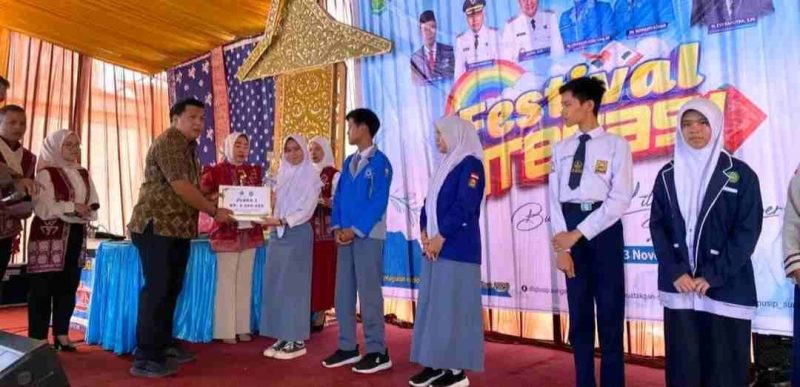 Ketua DPRD Kota Sungai Penuh, Hutri Randa, menyerahkan piagam kepada para pemenang pada Festival Literasi Kota Sungai Penuh Tahun 2025.