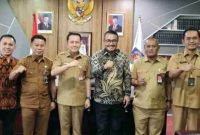 Wako Alfin berfoto bersama Dirjen Bina Keuangan Daerah Kemendagri Agus Fatoni dan jajaran Kemendagri serta Pemerintah Kota Sungai Penuh setelah pertemuan di Jakarta.