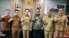 Wako Alfin berfoto bersama Dirjen Bina Keuangan Daerah Kemendagri Agus Fatoni dan jajaran Kemendagri serta Pemerintah Kota Sungai Penuh setelah pertemuan di Jakarta.