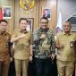 Wako Alfin berfoto bersama Dirjen Bina Keuangan Daerah Kemendagri Agus Fatoni dan jajaran Kemendagri serta Pemerintah Kota Sungai Penuh setelah pertemuan di Jakarta.
