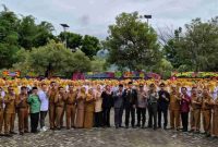 Wawako Azhar Hamzah berfoto bersama Forkopimda dan tenaga kesehatan pada peringatan HKN ke-61.