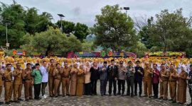 Wawako Azhar Hamzah berfoto bersama Forkopimda dan tenaga kesehatan pada peringatan HKN ke-61.