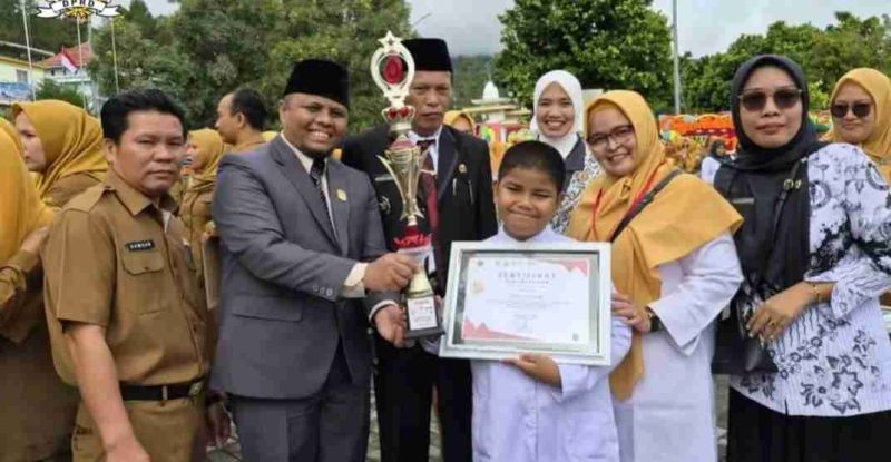 Emrizal menyerahkan trofi dan sertifikat kepada salah satu penerima penghargaan pada peringatan HKN ke-61.