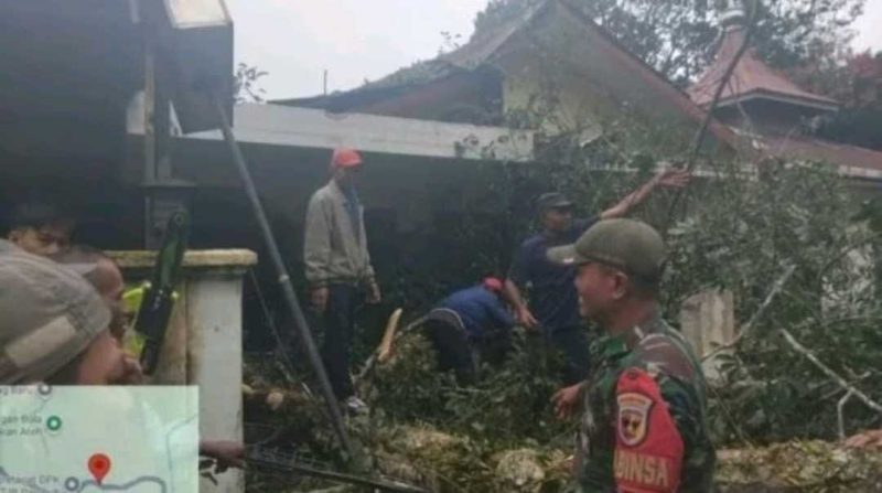 Kondisi rumah korban tertimbun tanah longsor dampak curah hujan tinggi di Kabupaten Agam. [Dok. Antara]