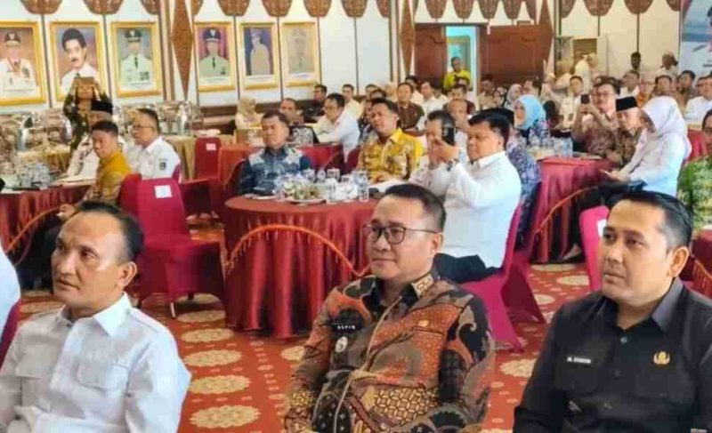 Wali Kota Sungai Penuh, Alfin, SH mengikuti Rapat Koordinasi dan Evaluasi Hasil SPI 2024 yang digelar di Auditorium Rumah Dinas Gubernur Jambi, Rabu (26/11).