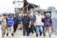 Wako Alfin turun ke lokasi banjir untuk memastikan penanganan cepat dan kesiapsiagaan petugas.(Foto Humas Pemkot)