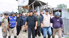 Wako Alfin turun ke lokasi banjir untuk memastikan penanganan cepat dan kesiapsiagaan petugas.(Foto Humas Pemkot)