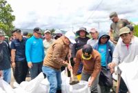 Wako Alfin memimpin gotong royong pembangunan tanggul darurat bersama warga Paling Serumpun.( Foto Humas Pemkot)