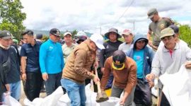 Wako Alfin memimpin gotong royong pembangunan tanggul darurat bersama warga Paling Serumpun.( Foto Humas Pemkot)