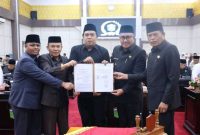 Ketua DPRD Kota Sungai Penuh, Hutri Randa, memimpin Rapat Paripurna penyampaian pendapat akhir fraksi atas Ranperda APBD 2026 dan penetapan PROPEMPERDA 2026, Jum’at (28/11).