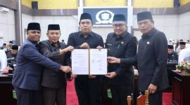 Ketua DPRD Kota Sungai Penuh, Hutri Randa, memimpin Rapat Paripurna penyampaian pendapat akhir fraksi atas Ranperda APBD 2026 dan penetapan PROPEMPERDA 2026, Jum’at (28/11).