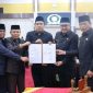 Ketua DPRD Kota Sungai Penuh, Hutri Randa, memimpin Rapat Paripurna penyampaian pendapat akhir fraksi atas Ranperda APBD 2026 dan penetapan PROPEMPERDA 2026, Jum’at (28/11).