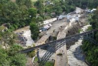 Petugas gabungan bersihkan longsor di Jembatan Kembar Silaiang, Padang Panjang. ( Foto Antara)