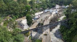 Petugas gabungan bersihkan longsor di Jembatan Kembar Silaiang, Padang Panjang. ( Foto Antara)