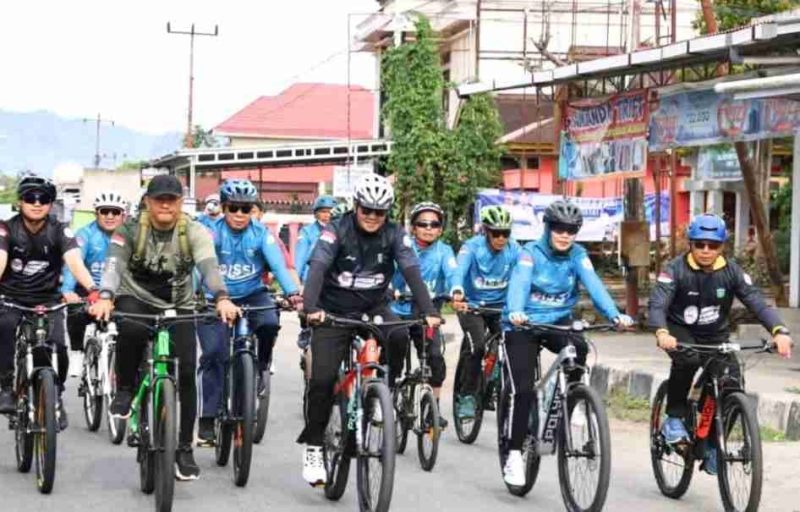 Walikota Sungai Penuh bersama peserta Juara Bike Adventure memulai gowes perdana dalam rangka memeriahkan HUT ke-17 Kota Sungai Penuh.