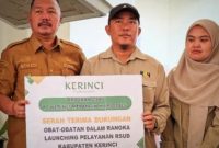 Bupati Kerinci Monadi menerima bantuan obat dari PT Kerinci Merangin Hidro, Senin (3/11/2025).