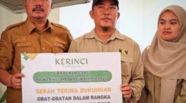Bupati Kerinci Monadi menerima bantuan obat dari PT Kerinci Merangin Hidro, Senin (3/11/2025).