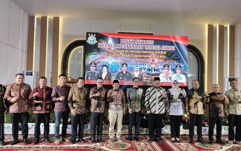 Wali Kota Sungai Penuh, Alfin, SH, bersama Gubernur Jambi dan kepala daerah se-Provinsi Jambi pada acara pisah sambut Kepala Kejati Jambi di Aula Kejati Jambi, Selasa malam (5/11).