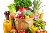 Aneka sayur dan buah segar yang kaya akan vitamin, mineral, serta serat, penting untuk menjaga kesehatan tubuh dan meningkatkan daya tahan.
