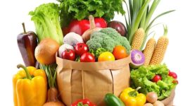 Aneka sayur dan buah segar yang kaya akan vitamin, mineral, serta serat, penting untuk menjaga kesehatan tubuh dan meningkatkan daya tahan.
