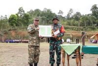 Walikota Sungai Penuh, Alfin, SH, berfoto bersama Dandim 0417/Kerinci usai penutupan TMMD ke-126 di Lapangan Stadion Mini Sungai Jernih.