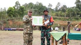 Walikota Sungai Penuh, Alfin, SH, berfoto bersama Dandim 0417/Kerinci usai penutupan TMMD ke-126 di Lapangan Stadion Mini Sungai Jernih.
