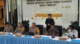 Konferensi pers terkait hasil penyidikan tudingan ijazah palsu Jokowi di Mapolda Metro Jaya Jumat (7/11). Foto: Abid Raihan/kumparan