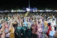 Wali Kota Sungai Penuh, Alfin, SH, bersama Ketua TP PKK, Sri Kartini Alfin, berfoto bersama ribuan kader PKK dan masyarakat saat penutupan Jambore PKK dan Pasar Rakyat 2025 di Lapangan Merdeka Sungai Penuh.