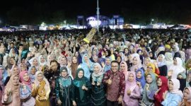 Wali Kota Sungai Penuh, Alfin, SH, bersama Ketua TP PKK, Sri Kartini Alfin, berfoto bersama ribuan kader PKK dan masyarakat saat penutupan Jambore PKK dan Pasar Rakyat 2025 di Lapangan Merdeka Sungai Penuh.