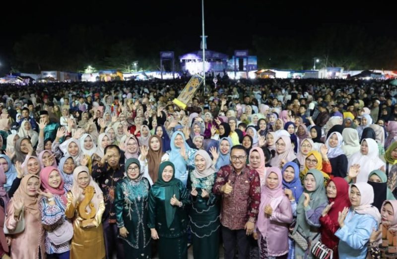 Wali Kota Sungai Penuh, Alfin, SH, bersama Ketua TP PKK, Sri Kartini Alfin, berfoto bersama ribuan kader PKK dan masyarakat saat penutupan Jambore PKK dan Pasar Rakyat 2025 di Lapangan Merdeka Sungai Penuh.