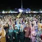 Wali Kota Sungai Penuh, Alfin, SH, bersama Ketua TP PKK, Sri Kartini Alfin, berfoto bersama ribuan kader PKK dan masyarakat saat penutupan Jambore PKK dan Pasar Rakyat 2025 di Lapangan Merdeka Sungai Penuh.