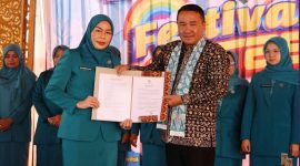 Wali Kota Sungai Penuh, Alfin, SH, menyerahkan SK pengukuhan kepada Bunda Literasi Kota Sungai Penuh, Sri Kartini Alfin, S.Kep., NS, pada Festival Literasi 2025.