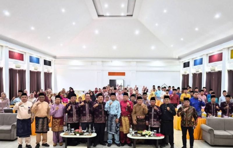 Wakil Walikota Sungai Penuh, Azhar Hamzah, membuka secara resmi Seminar Buku Muatan Lokal Budaya Daerah di Grand Hotel Kerinci, Selasa (11/11/2025).